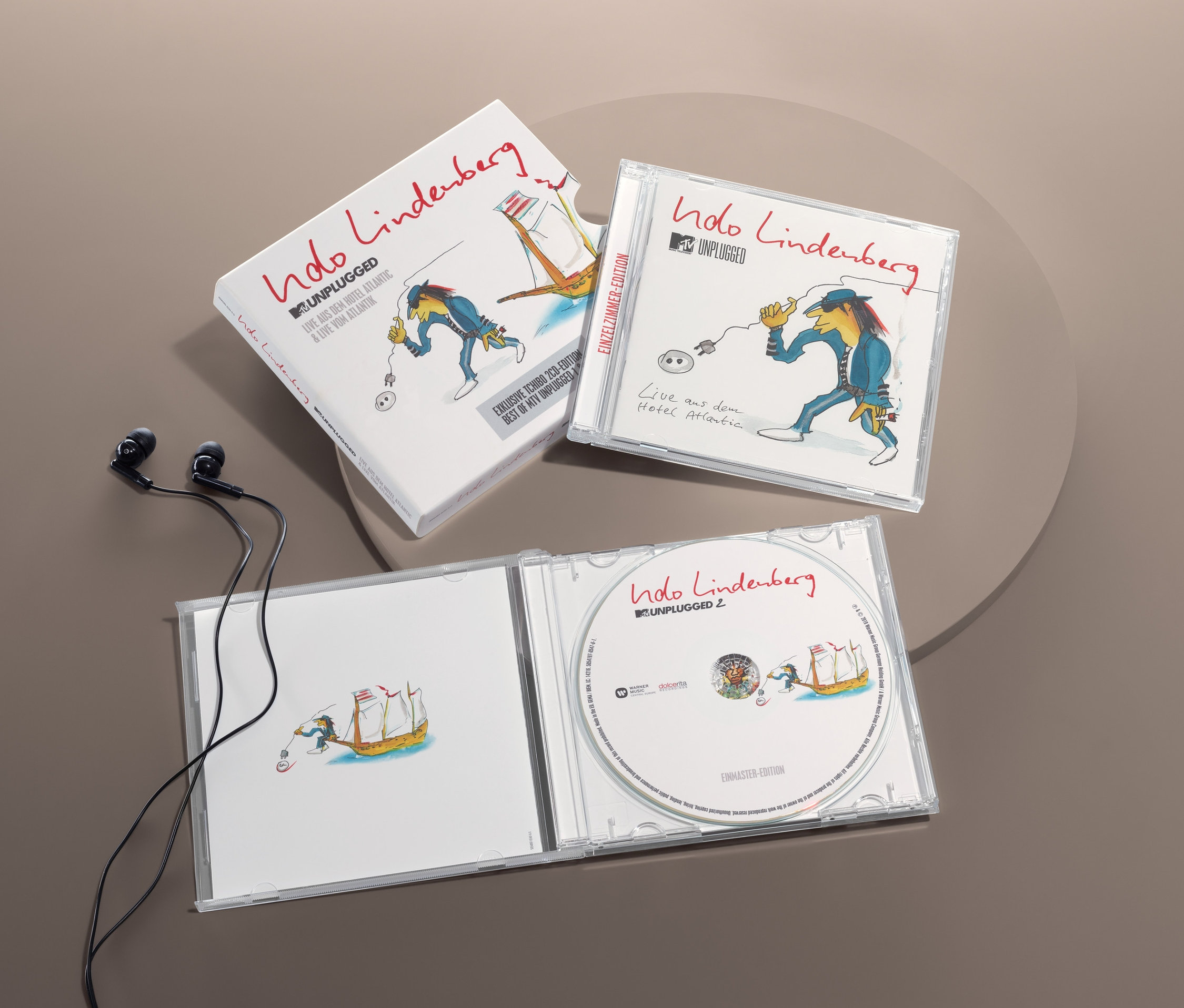 Auf einem beigen Hintergrund liegen zwei CDs »Udo Lindenberg – Best of MTV unplugged« und Kopfhörer.