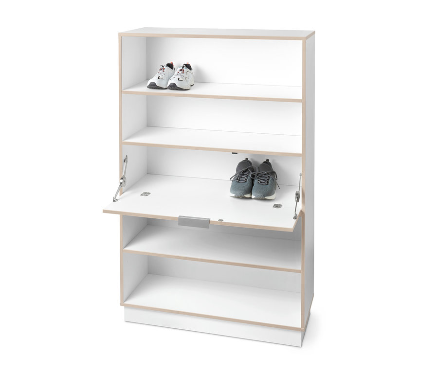 Ein weißer Schuhschrank mit Klappe. Im oberen Fach stehen weiße Schuhe, im geöffneten Fach graue Schuhe.