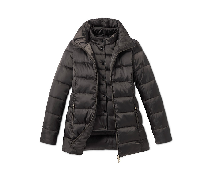 Ausgebreitete längere Steppjacke.