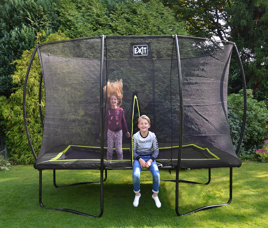 Kinder spielen auf einem EXIT Trampolin »Silhouette«.