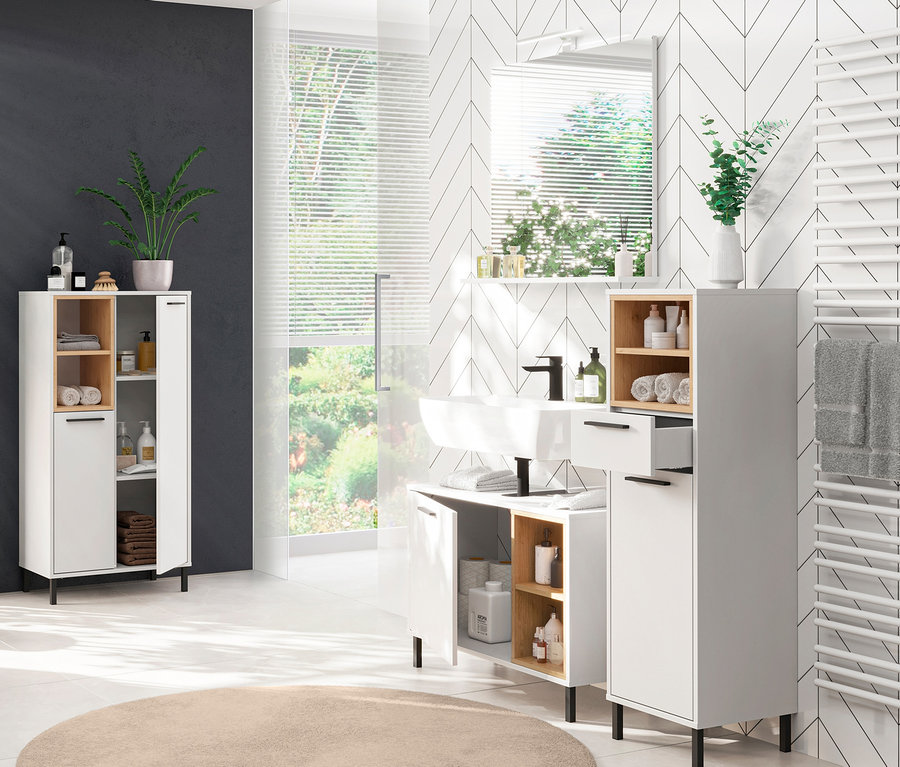 Im Badezimmer stehen ein Waschbeckenunterschrank »Loria«, ein Mediumschrank »Loria« und eine Kommode »Loria«.