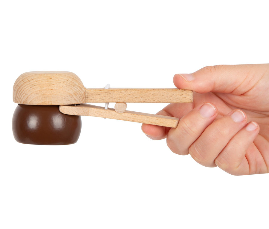 Eine Hand hält einen hölzernen small foot Eisständer »Fresh« mit braunem Eis.