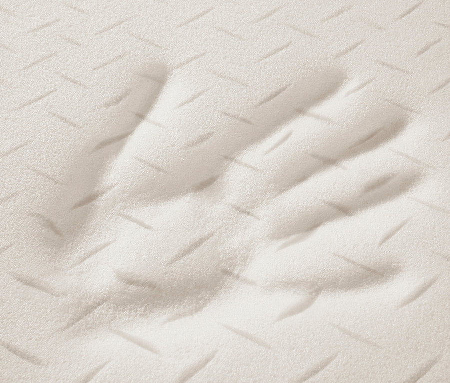 Handabdruck auf einem weißen irisette® Viscoschaum Matratzentopper.