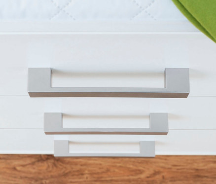 Detailaufnahme eines 3-teiligen Pinolino Set »Viktoria« breit mit drei Schubladen und grauen Griffen vor Holzboden.