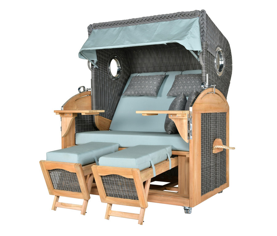 deVries Teak-Strandkorb, 2-Sitzer mit grauem Korb und hellblauen Kissen.