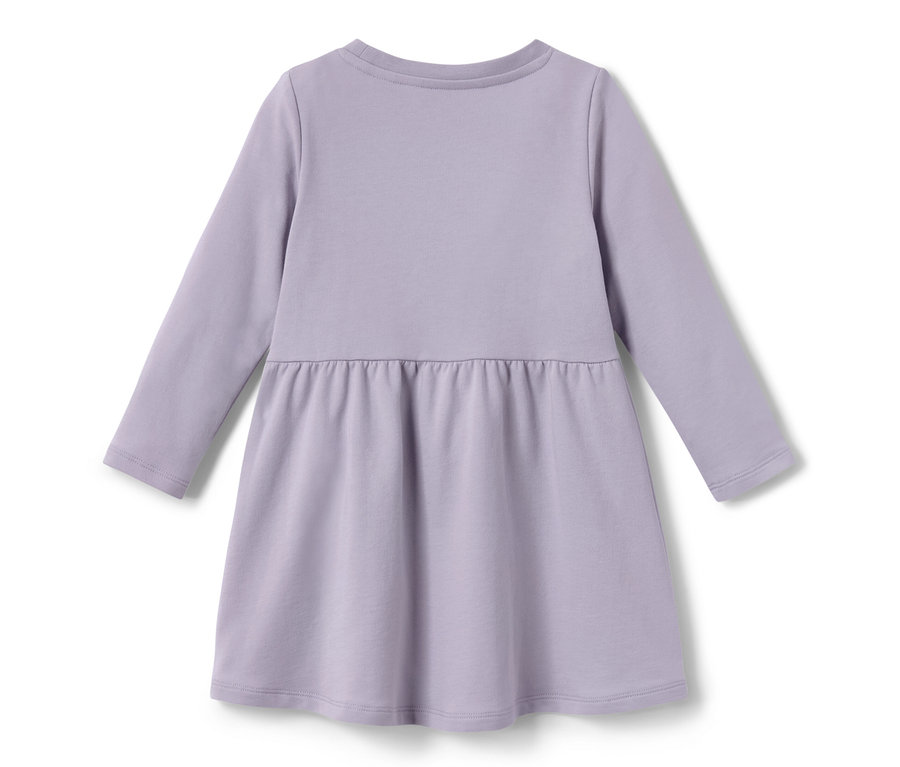 Ein helllila Kinder-Sweatkleid mit langen Ärmeln.
