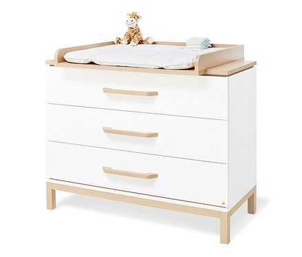 Weißer Pinolino Wickelkommode »Light« breit mit drei Schubladen, Wickelauflage, Stofftier-Giraffe und Windeln.