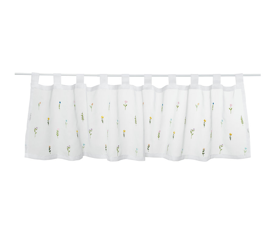 Eine bestickte Bistrogardine mit Blumenmuster hängt an einer Gardinenstange.