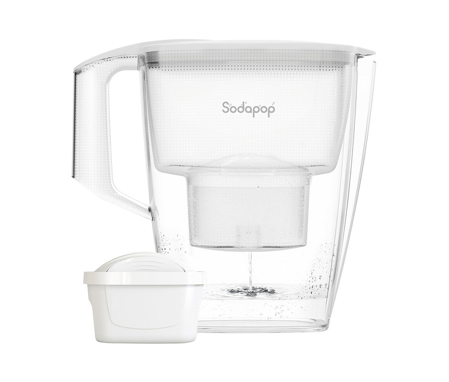 Ein Sodapop Wasserfilter »Selina« inklusive Kartusche beim Wasser filtern.