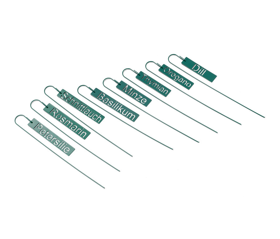 Eine Reihe grüner Kräuterschilder mit Namen wie Petersilie, Rosmarin, Schnittlauch, Basilikum, Minze, Thymian, Oregano und Dill.