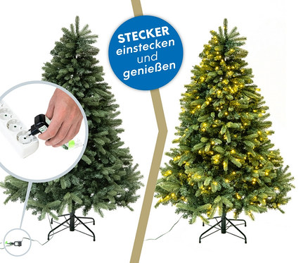 Zwei künstliche Weihnachtsbäume »Roswell« mit LED-Lichterkette, 150 cm hoch, einer mit eingeschaltetem Licht, der andere mit Detailaufnahme des Einsteckens in die Steckdose.