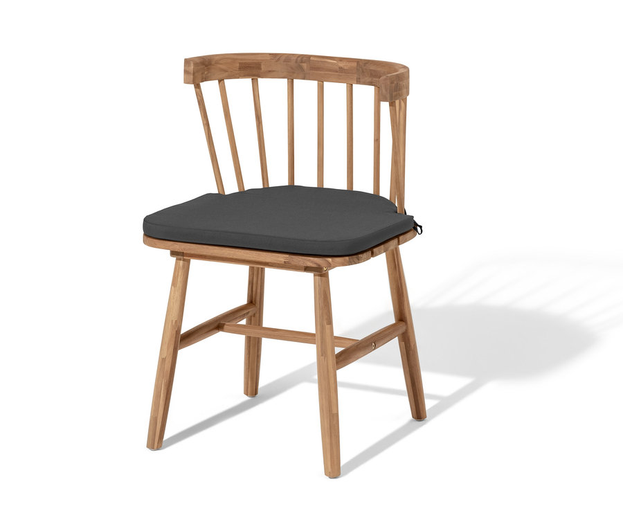 Ein Dining-Stuhl mit Sitzpolster.