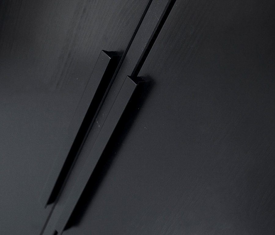 Detailansicht der Tür vom schwarzen Woood Schrank »Adam« aus Kiefer.