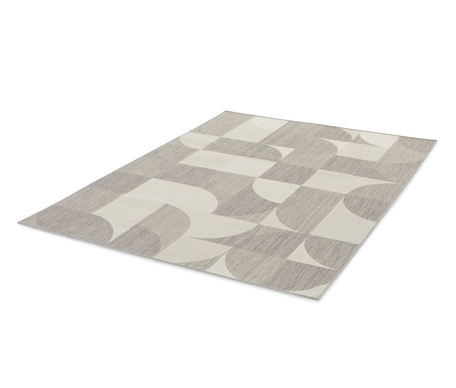 Ein grauer, faltbarer Outdoor-Teppich im geometrischen Design.