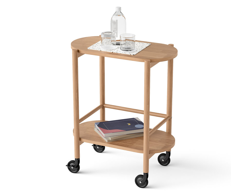 Auf einem zweistöckigen Wagen stehen eine Wasserflasche, Gläser und Bücher.