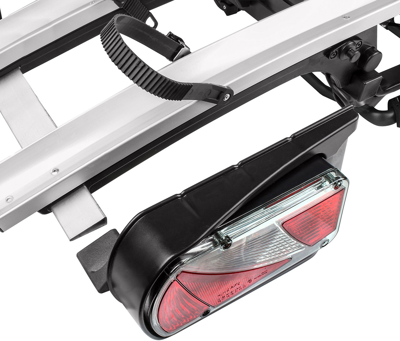 Detailansicht eines silbernen Fahrradträgers »FINCH« für 3 Fahrräder mit schwarzen Gummibändern und roten und weißen Lichtern.