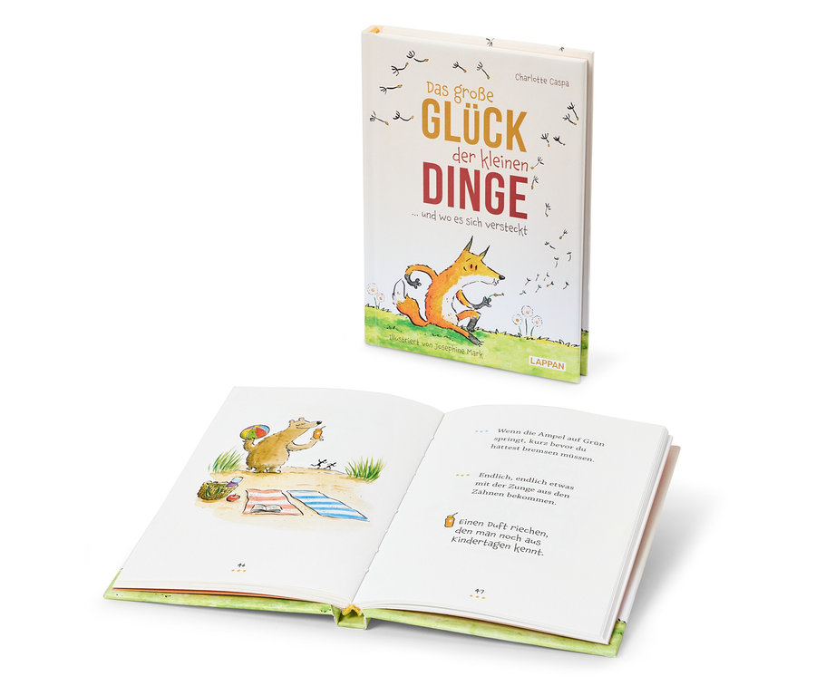 Zwei Bücher mit dem Titel "Das große Glück der kleinen Dinge". Auf dem Umschlag des einen ist ein Fuchs und auf den Seiten des anderen ein Bär.