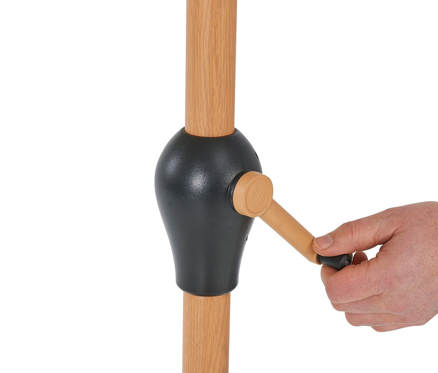 Eine Hand bedient die Kurbel eines grauen Leco Marktschirms in Holzoptik.