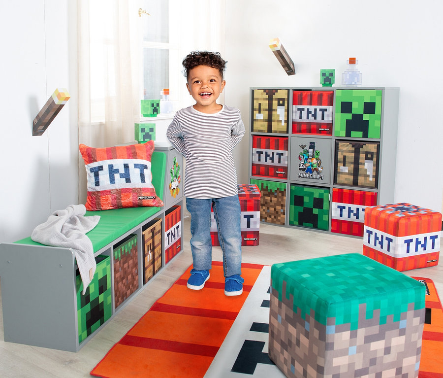 Junge steht in einem Zimmer mit Minecraft-Dekorationen, einschließlich einer MINECRAFT LED Dekoleuchte, Fackel.