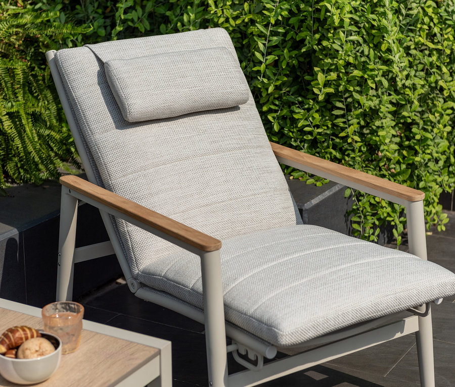 Nahaufnahme eines ScanCom Outdoor-Loungesessels mit verstellbarer Rückenlehne in Hellgrau.