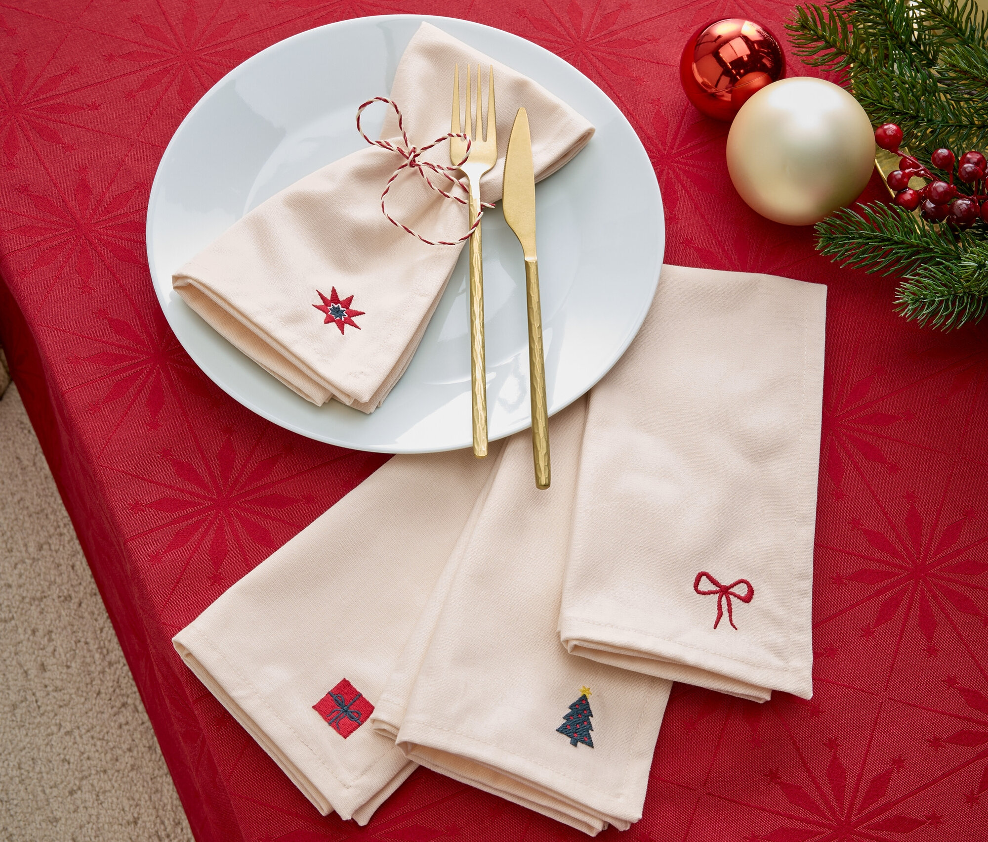 Ein rotweihnachtliches Tischtuch mit Stoffservietten mit Weihnachtsstich.