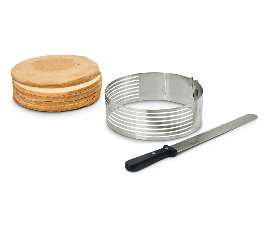 Ein Stapel runder Kuchenschichten neben einem verstellbaren Kuchenschneidering und einem Wellenschliffmesser.