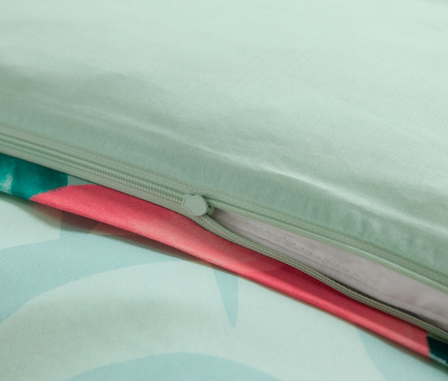 Detailansicht von Perkal-Bettwäsche mit Reißverschluss und Blumenmuster.