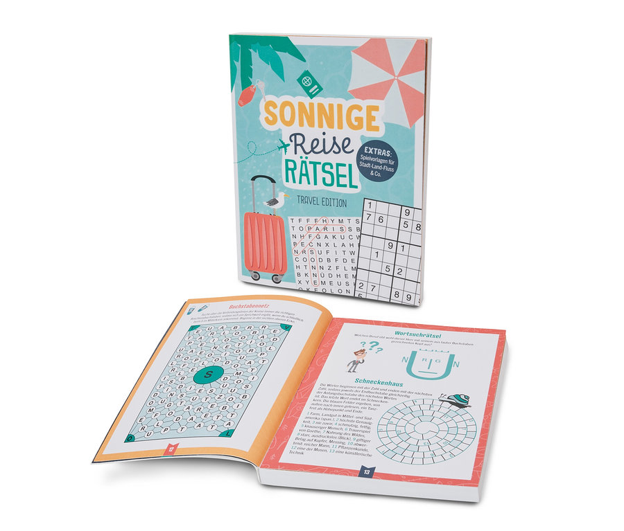 Geöffnetes Buch und Buch »Sonnige Reise Rätsel« werden gezeigt.