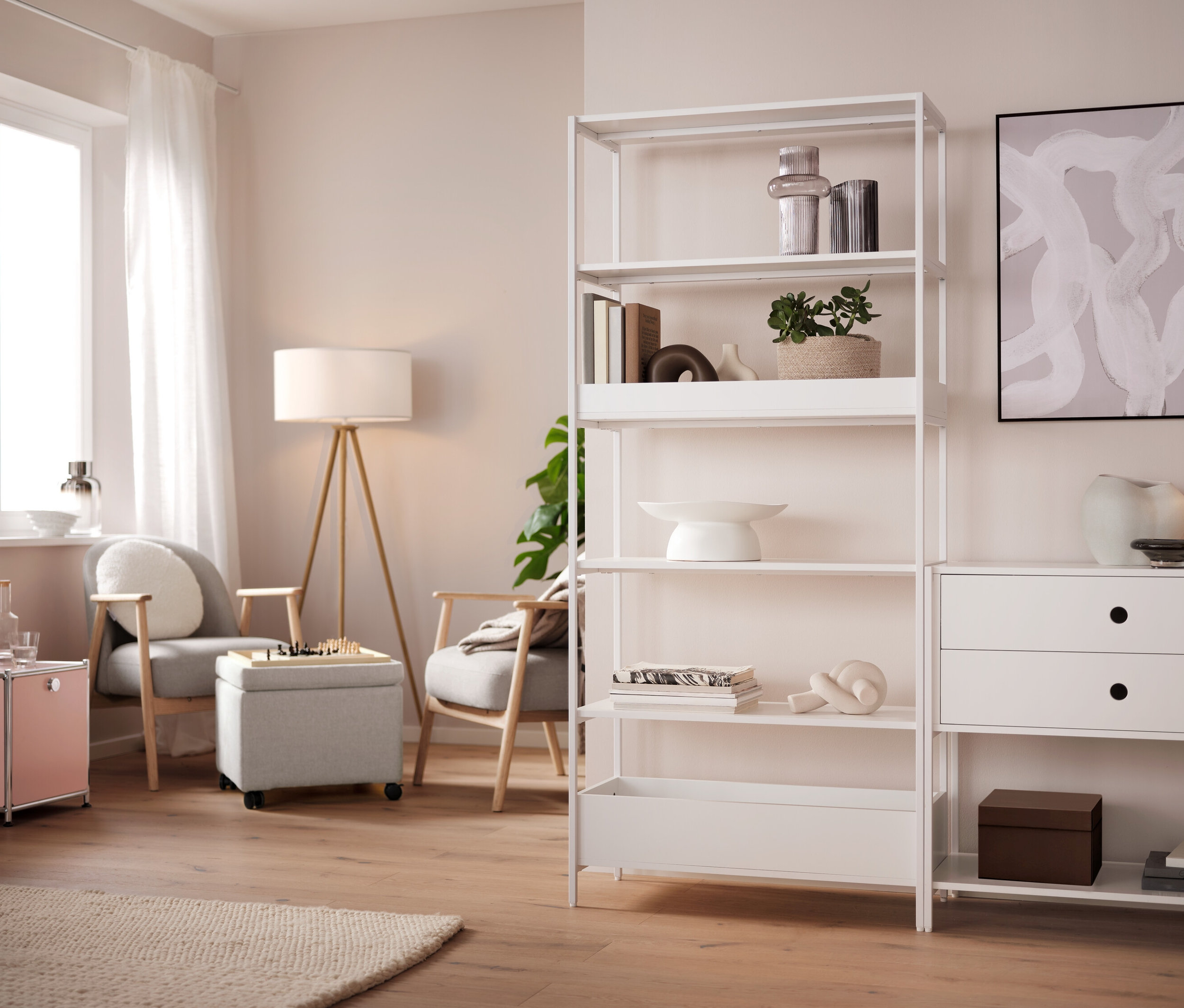 Graue LED-Akku-Tischleuchte steht auf dem Tisch.