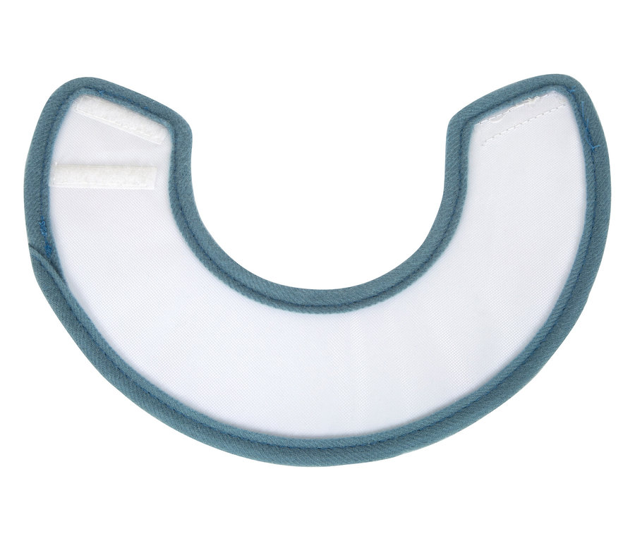 Das Bild zeigt ein blau umrandetes, weißes Sabberlatz.