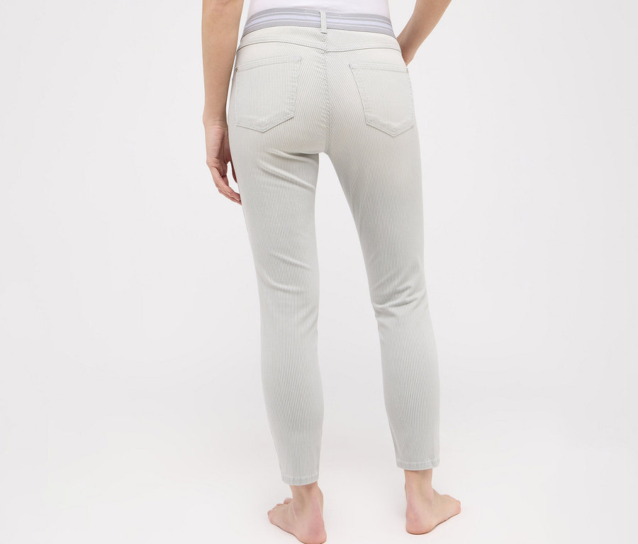 Rueckansicht einer Frau, die Angels Jeans »Ornella Sporty« Slim Fit 7/8 in Light Grey traegt.