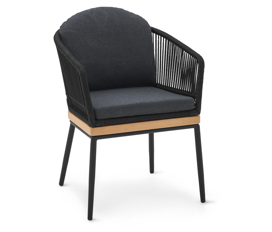 Gartenstuhl mit Textilgeflecht und anthrazitfarbenen Polstern auf hellem Holz und schwarzen Beinen.