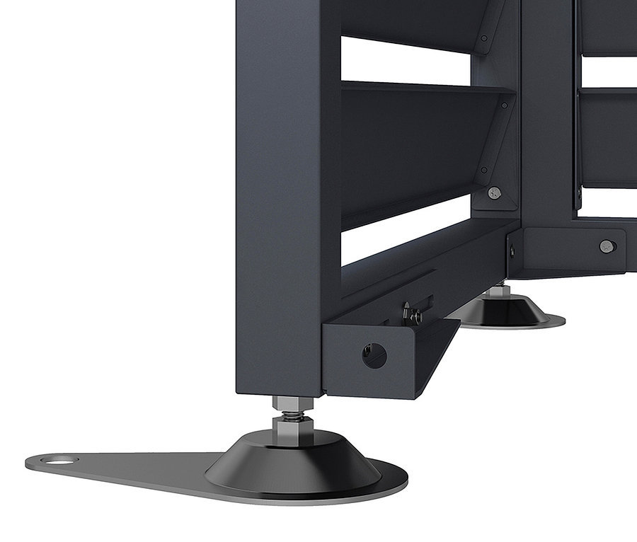 Detailansicht eines grauen Metallregals mit verstellbaren Füßen.