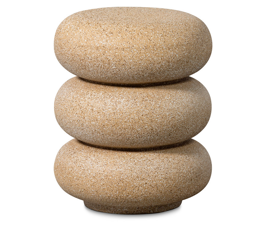 Beiger, runder WOOOD Beistelltisch aus drei gestapelten, bauchigen Elementen.