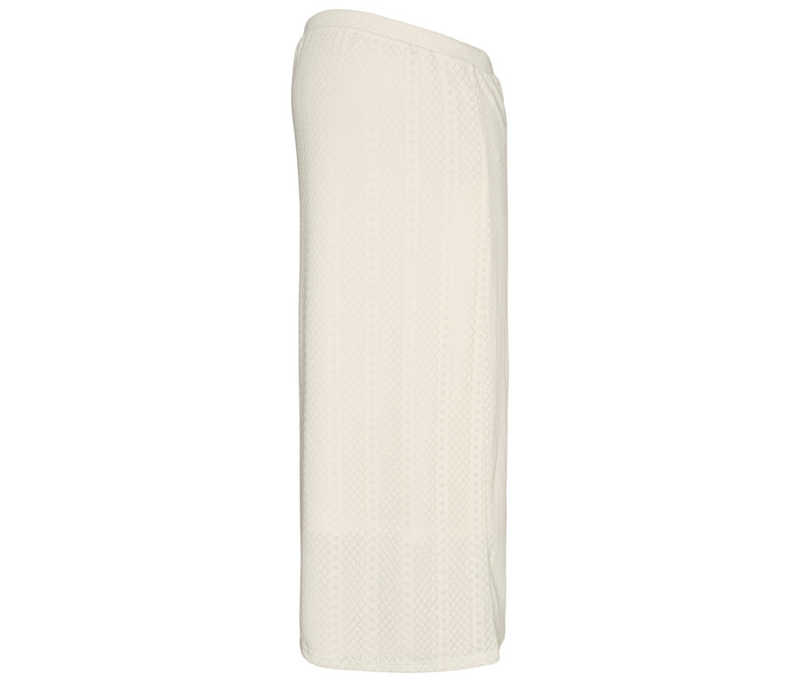 Ein elfenbeinfarbener Rock mit einem dezenten geometrischen Muster ist vor einem weißen Hintergrund zu sehen.