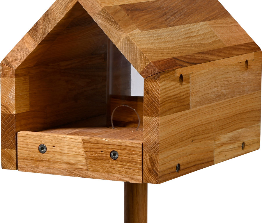 Nahaufnahme des Design-Futterhauses »Bauhaus I« aus geölter Eiche.