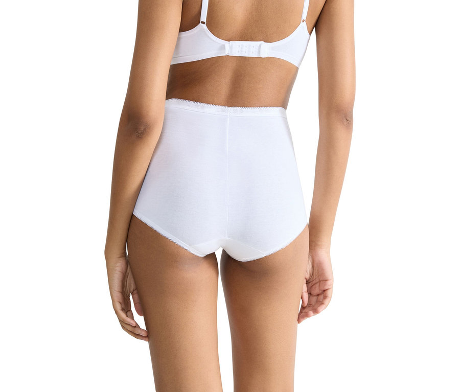 Rückansicht einer Frau mit weißem BH und weißer, hoch geschnittener Unterwäsche.