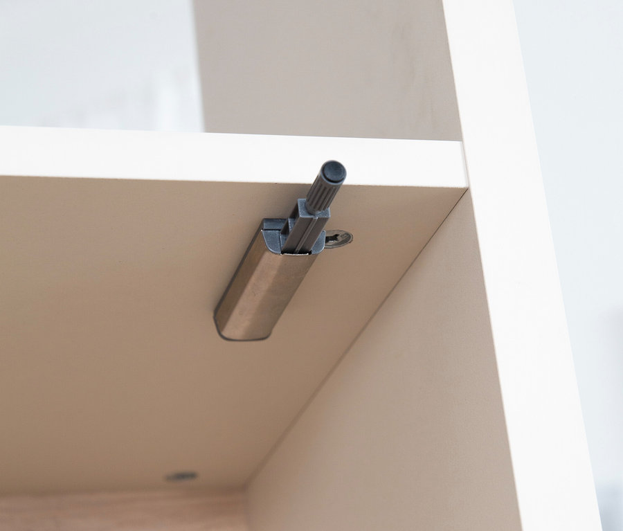 Detailaufnahme eines Dämpfers am Roba Regal »Louisa«.