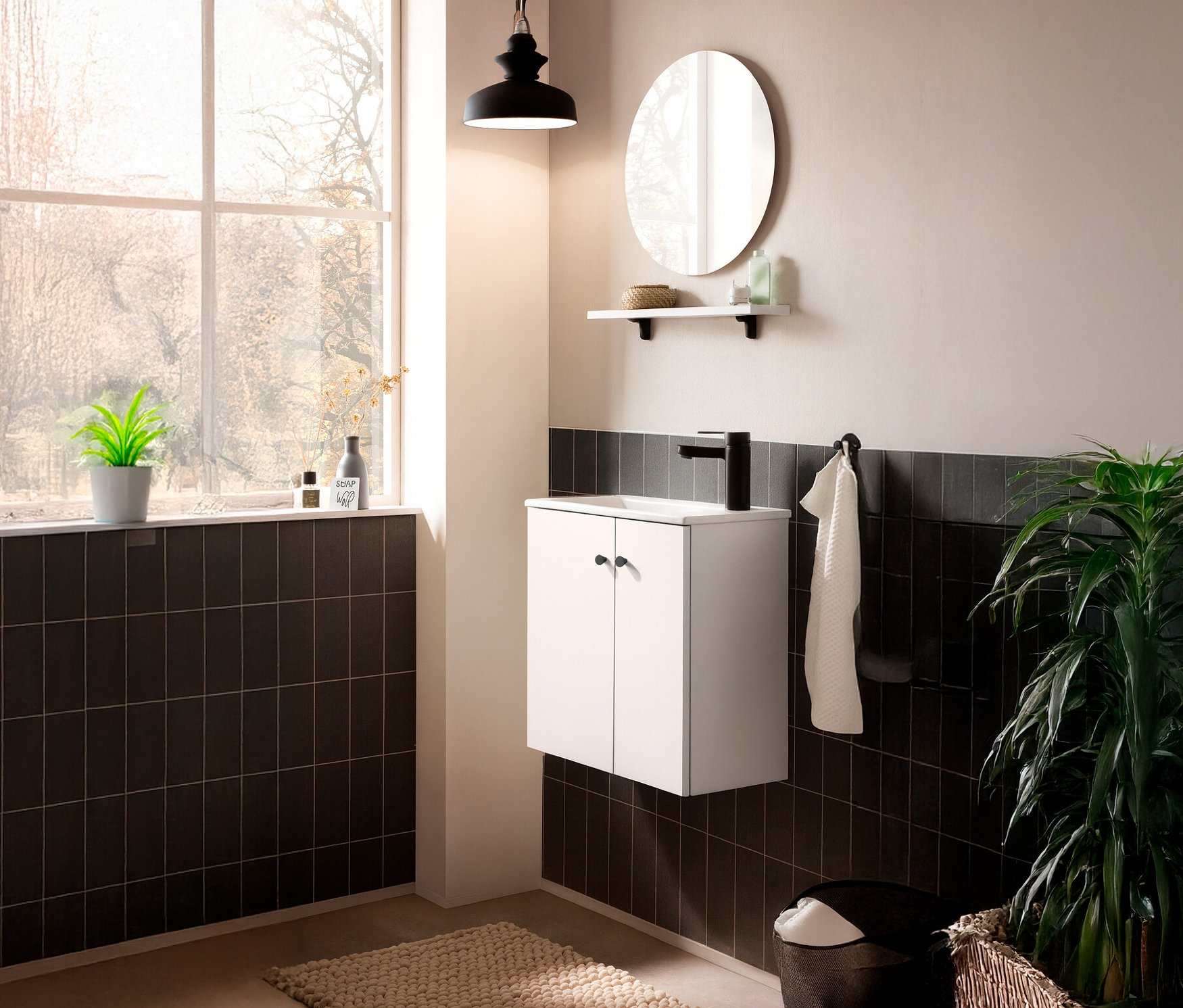 Im Badezimmer hängt ein matt weißes WS Wandregal »Ebba«.