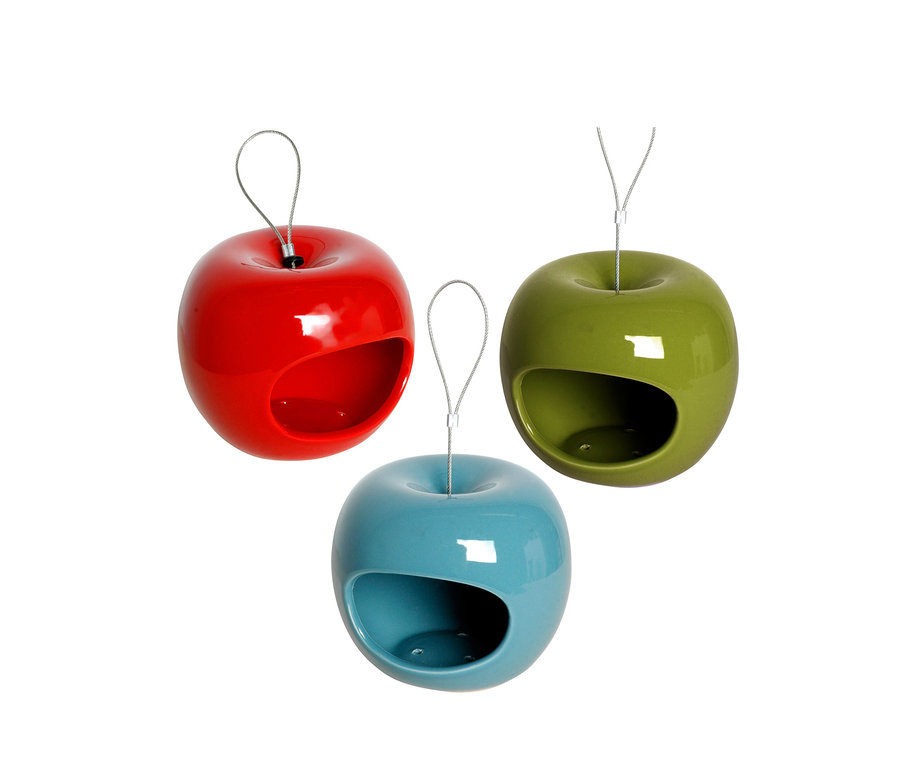 Drei Keramik-Futterspender in Apfelform: rot, grün und blau.