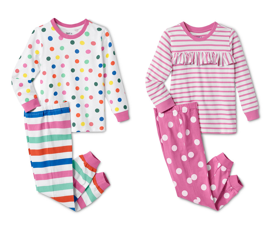 Zwei 2 Pyjamas Sets. Ein Pyjama hat ein weißes Oberteil mit bunten Punkten und eine gestreifte Hose. Der andere Pyjama hat ein gestreiftes Oberteil und eine gepunktete Hose.