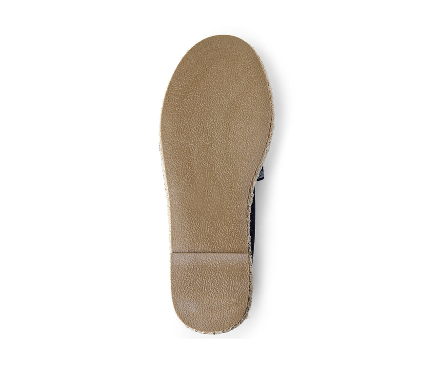 Braune Sohle eines Espadrilles auf weißem Hintergrund.