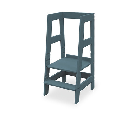 Ein blau lackierter Pinolino Lernturm »Fino« auf weißem Hintergrund.