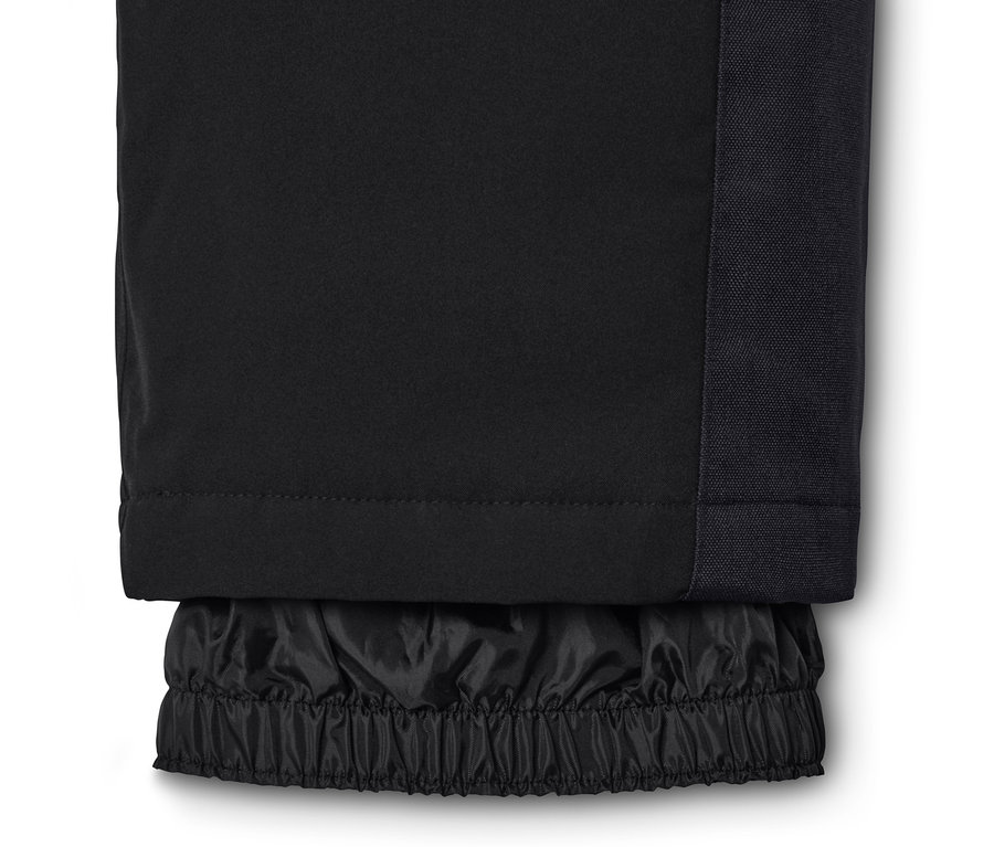 Detail einer schwarzen High-Waist-Skihose.