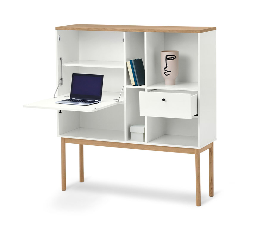 Weißer Sekretär »Bekeson« mit Holzplatte und Beinen. Offener Schreibtisch mit Laptop, Bücher und Vase mit Gesicht.