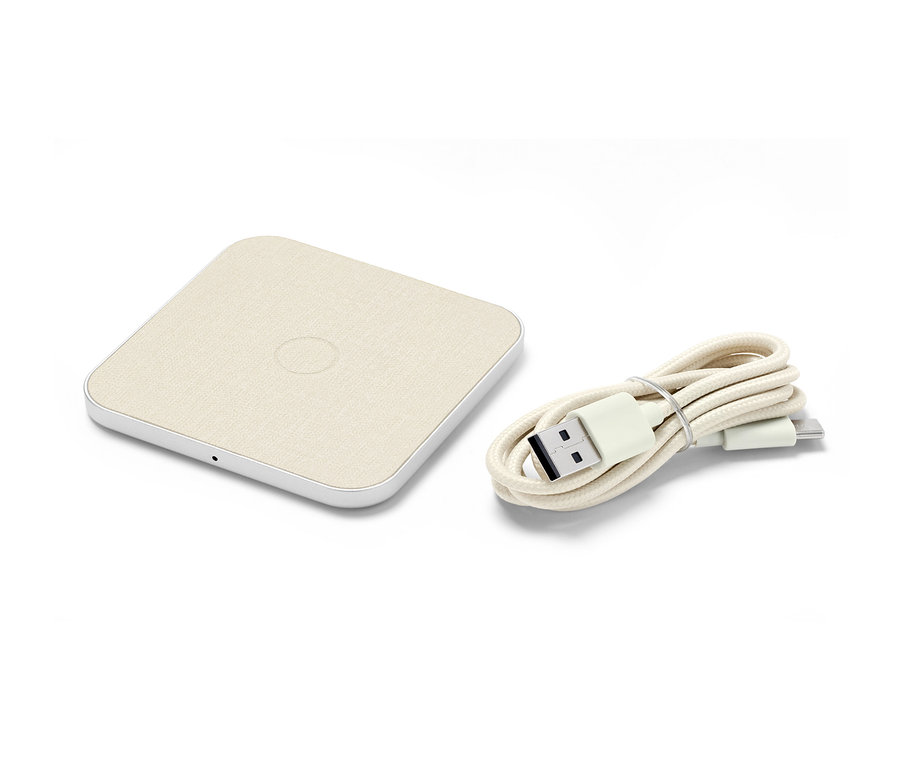 Eine graue, kabellose Ladestation mit Kabel.