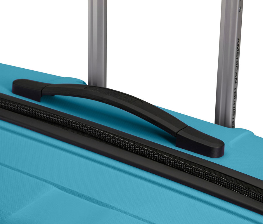 Detailaufnahme eines hellblauen American Tourister »Jetdriver 3.0« Koffers mit schwarzem Reißverschluss und Teleskopgriff.