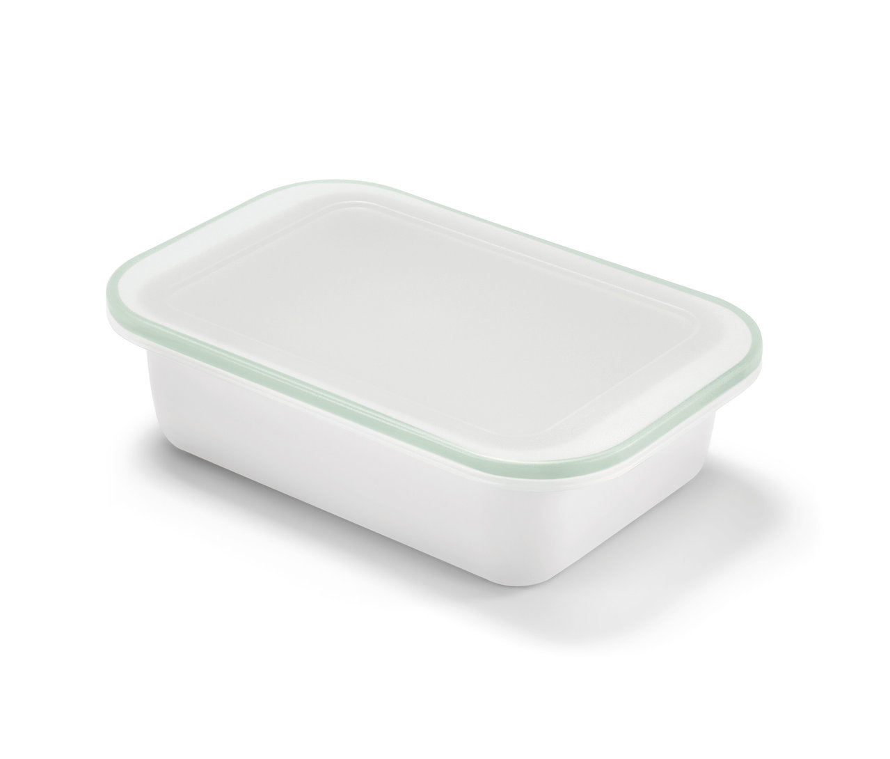 Weiße Emaille-Auflaufform mit Deckel.