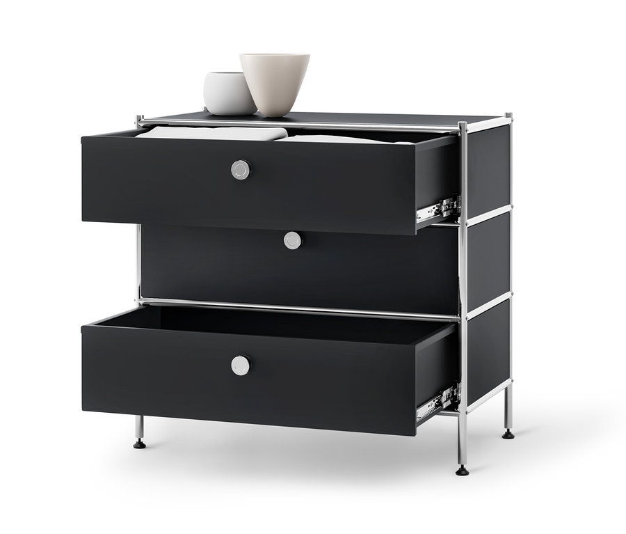 Schwarze Kommode Metall »CN3« mit 3 Schubladen, von denen zwei geöffnet sind, und zwei Vasen auf der Oberseite.