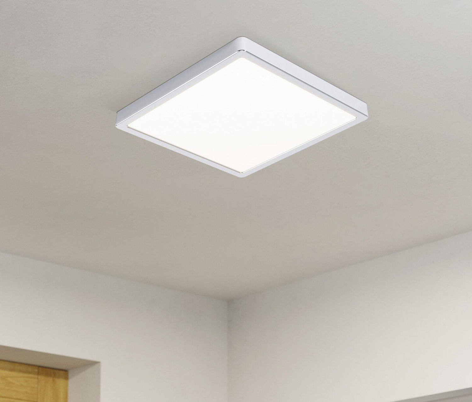 Eine quadratische Eglo LED-Deckenleuchte »Fueva 5« ist an der Decke montiert.